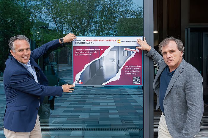 Markus Heming und Prof. Michael Geißler, Geschäftsführer des Städtischen Klinikums Karlsruhe (v.l.n.r) machen auf die große Finanzierungslücke aufmerksam.