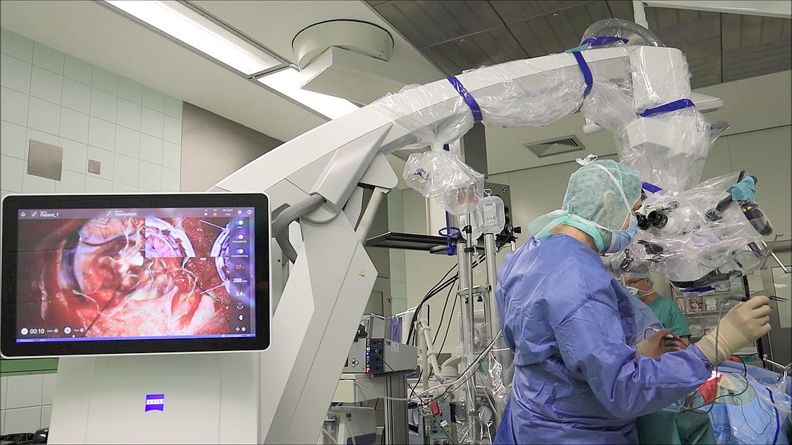 robotisch gesteuertes OP-Mikroskop bei einer computerassistierten Hirntumoroperation