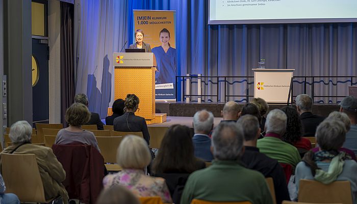 Das Bild zeigt Bürgermeisterin Bettina Lisbach bei ihrem Grußwort.