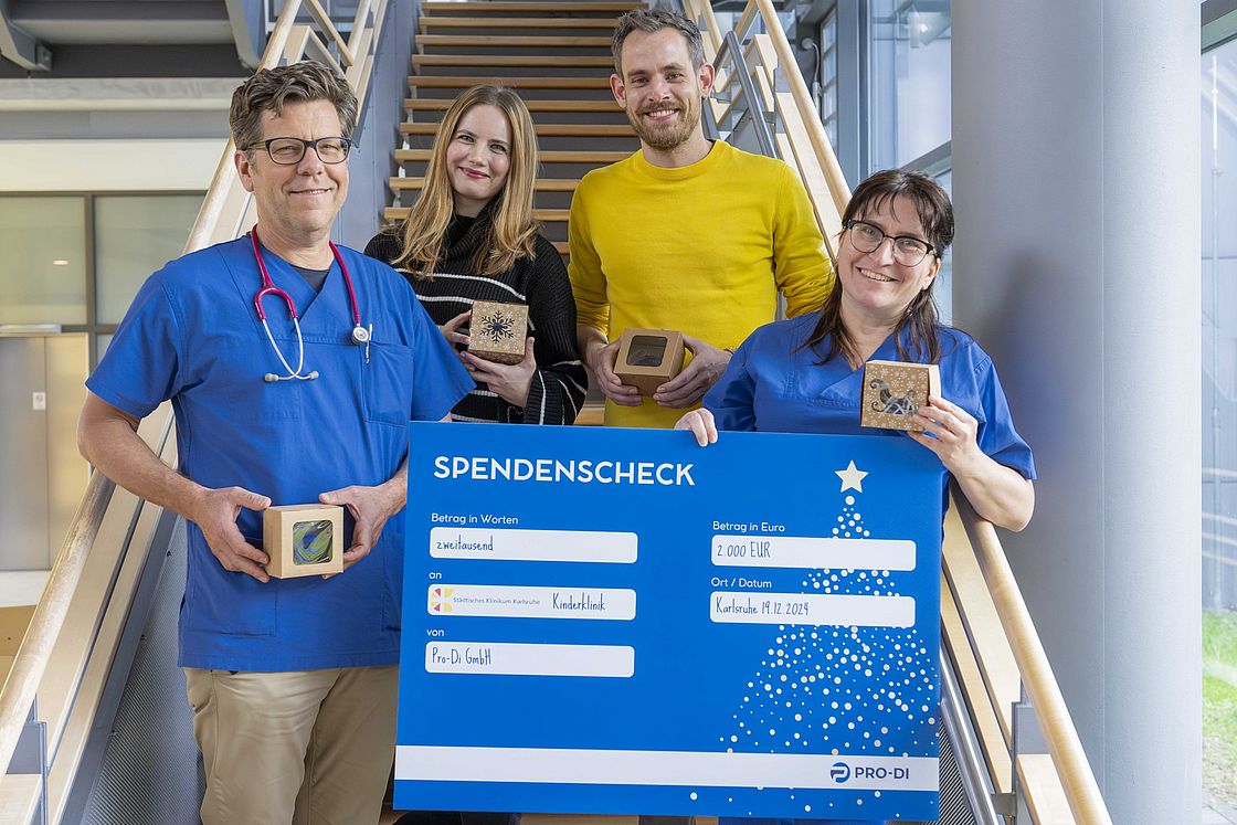 Das Bild zeigt Prof. Dr. Sascha Meyer, Julia Gorohoff, Sebastian Rathgeber und Kerstin Klein bei der Spendenübergabe (v.l.n.r.).