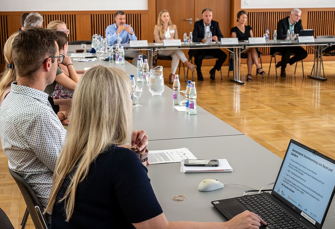 Das Bild zeigt die Pressekonferenz im Rathaus der Stadt Karlsruhe