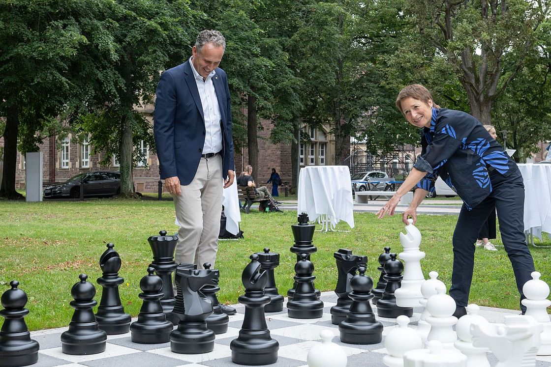 Das Bild zeigt Bettina Lisbach und Markus Heming beim Schachspiel