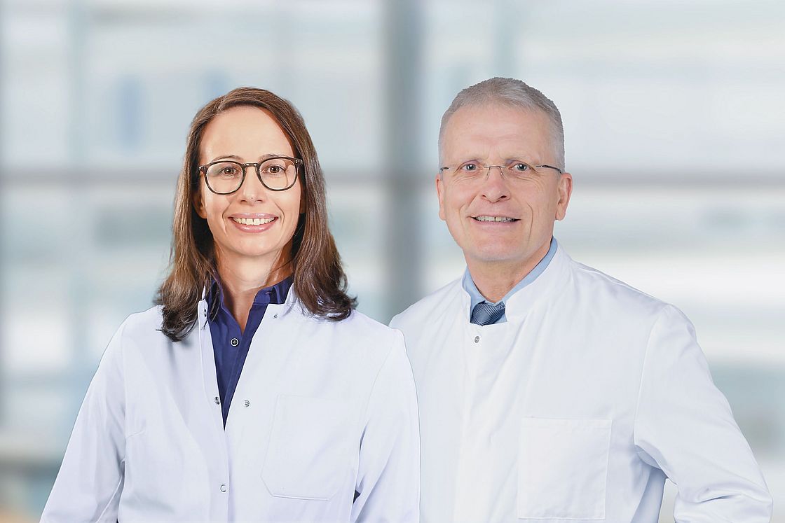 Das Bild zeigt Dr. Julia Müller und Dr. Jörg Baral