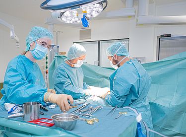 Das Bild zeigt eine Operation im Zentral-OP in Haus M des Städtischen Klinikums Karlsruhe.