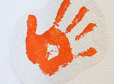 Das Bild zeigt den Handabdruck einer Kinderhand