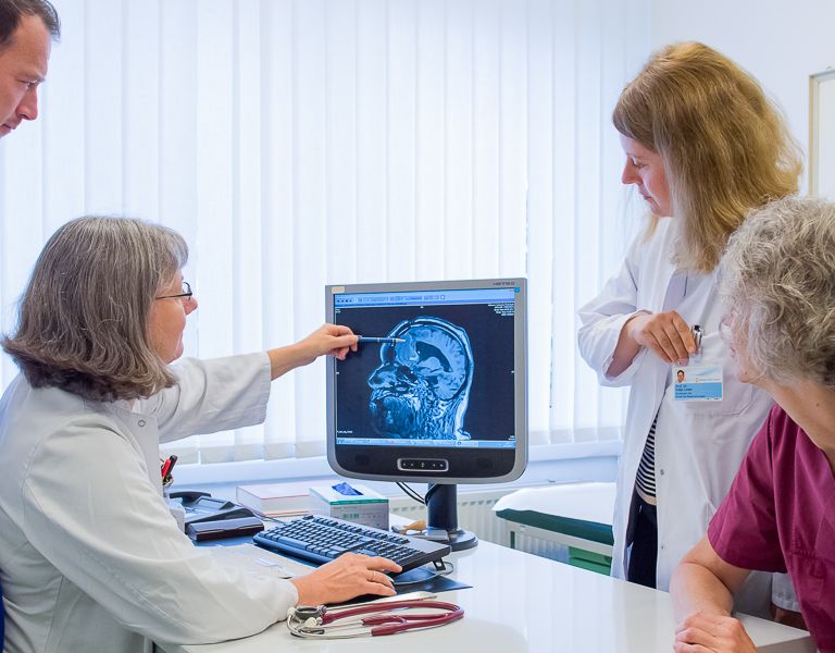 Das Bild zeigt eine Fallbesprechung in der Klinik für Radioonkologie und Strahlentherapie