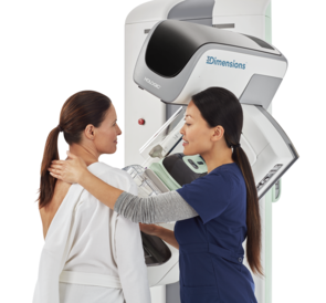 Das Bild zeigt die Untersuchung einer Frau mit dem Mammographiegerät Hologic 3Dimensions 