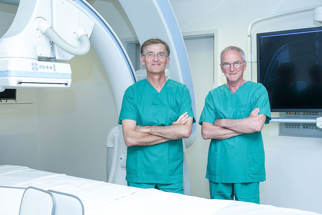 Das Bild zeigt Prof. Dr. Peter Reimer (li.) und Prof. Dr. Friedhelm Brassel in der Angiografie