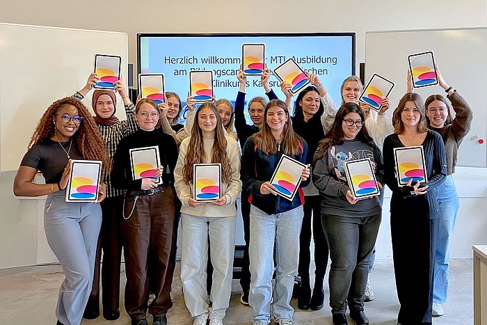 Die Auszubildenden des Klinikums Karlsruhe freuen sich über die neuen iPads.