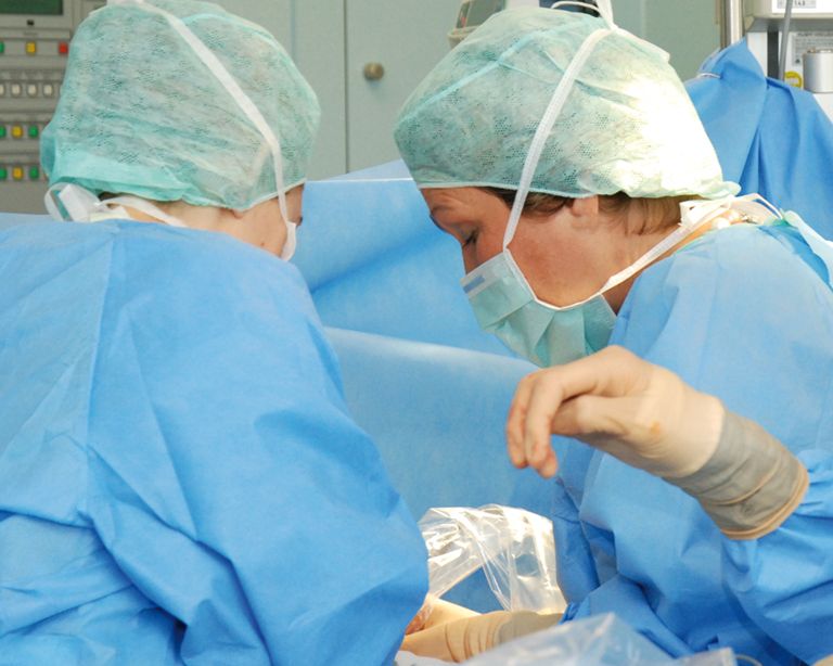 Das Bild zeigt ein OP-Team bei einer Operation