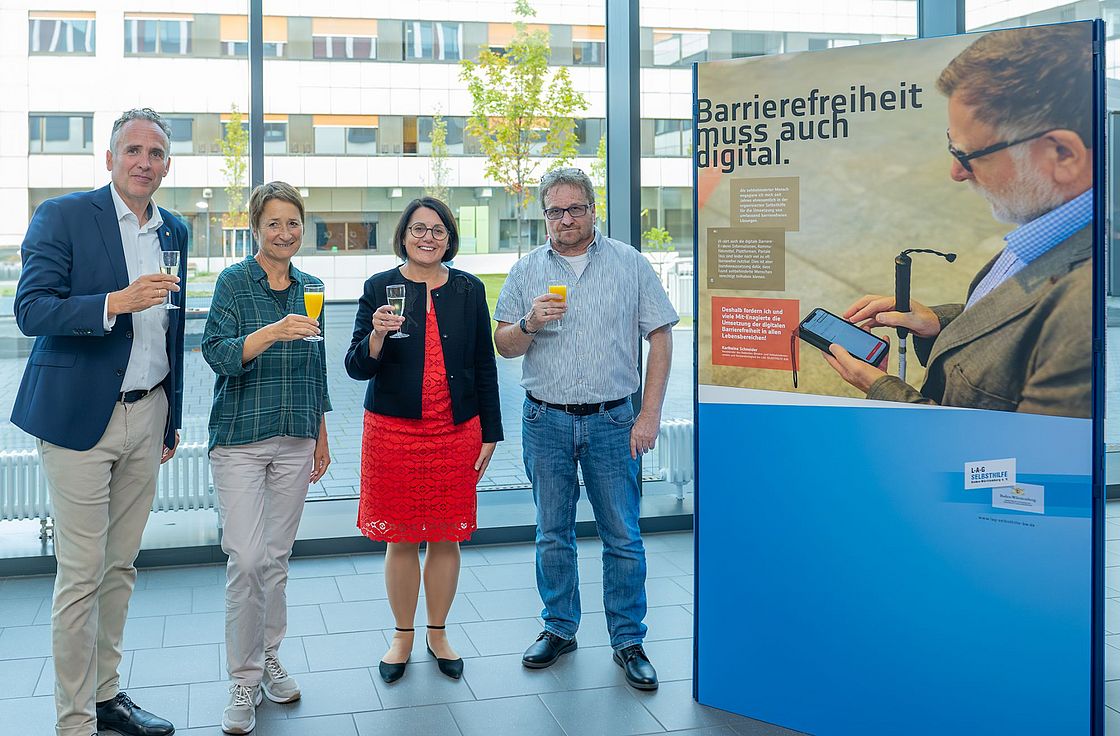 Das Bild zeigt Markus Heming (Kaufmännischer Geschäftsführer), Bettina Lisbach, Elvira Schneider und Hans-Jürgen Hillenhagen bei der Vernissage (v.l.n.r.).