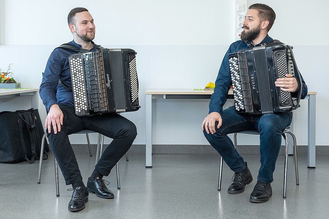 Das Foto zeigt zwei Musiker von Live Music Now beim Konzert im Städtischen Klinikum