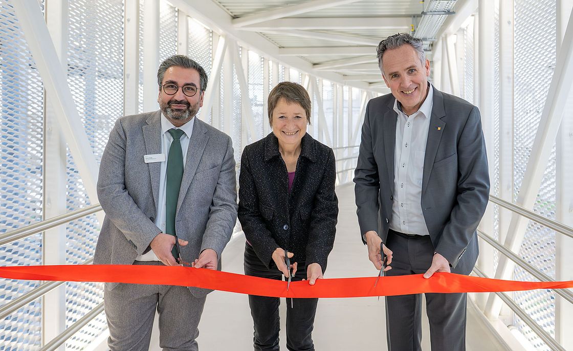 Emre Nazli, Bettina Lisbach und Markus Heming (v.l.) durchschneiden das symbolische rote Band.