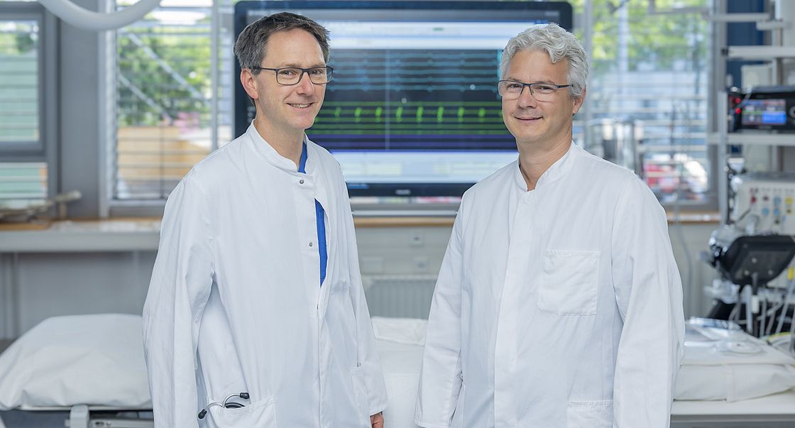 Das Bild zeigt Prof. Dr. Armin Luik (li.) und Prof. Dr. Julian Widder im Herzkatheterlabor