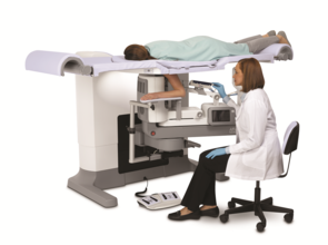 Das Bild zeigt die Untersuchung einer Patientin mit dem Mammographiegerät Biopsietisch Hologic Affirm Prone 