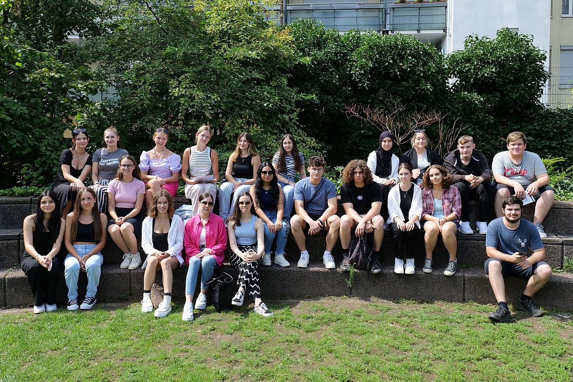 Das Foto zeigt ein Gruppenbild der FSJler*innen des Städtischen Klinikums 2022/23