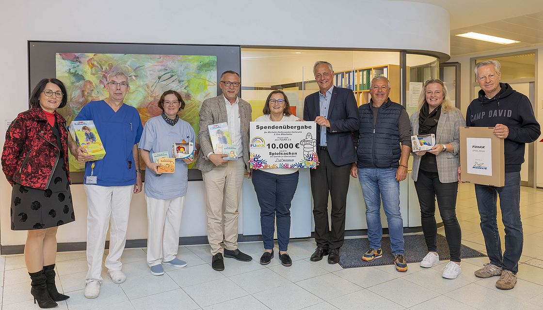 Vertreterinnen und Vertreter von Michelin übergeben den Spendencheck im Klinikum Karlsruhe an den Förderverein FUoKK.