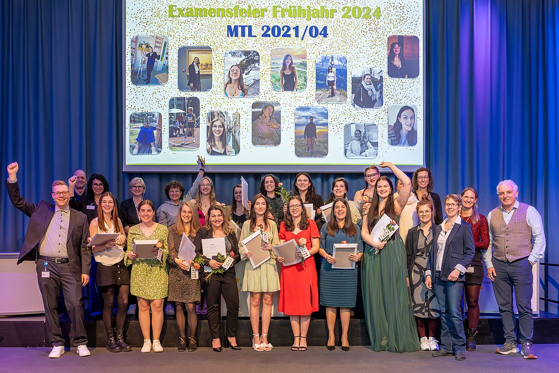 Das Bild zeigt ein Gruppenfoto der Absolventinnen und Absolventen der MTLA-Ausbildung gemeinsam mit dem Lehrpersonal der MTLA-Schule.