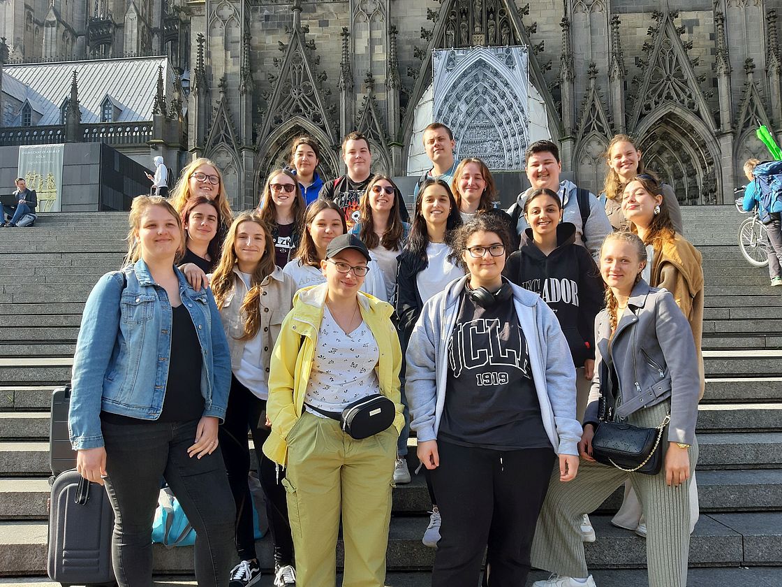 Das Bild zeigt die Teilnehmenden der Kursfahrt GEN-G 10/21 vor dem Kölner Dom
