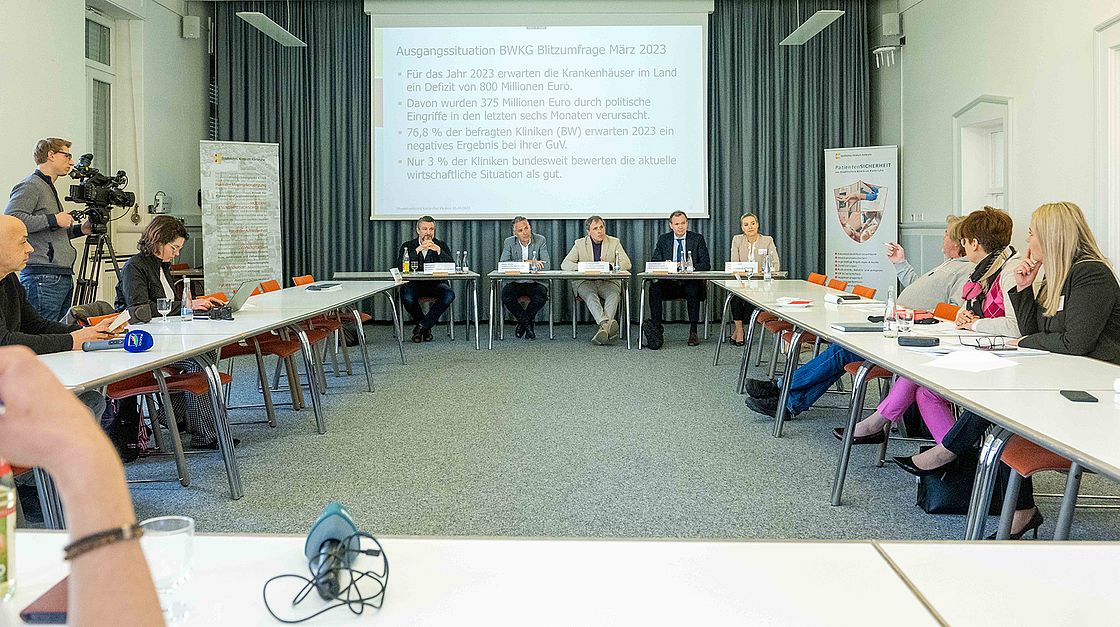 Das Bild zeigt die Pressekonferenz mit den Geschäftsführern der drei Karlsruher Kliniken