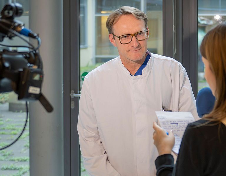 Das Bild zeigt ein Presseinterview im Klinikum Karlsruhe