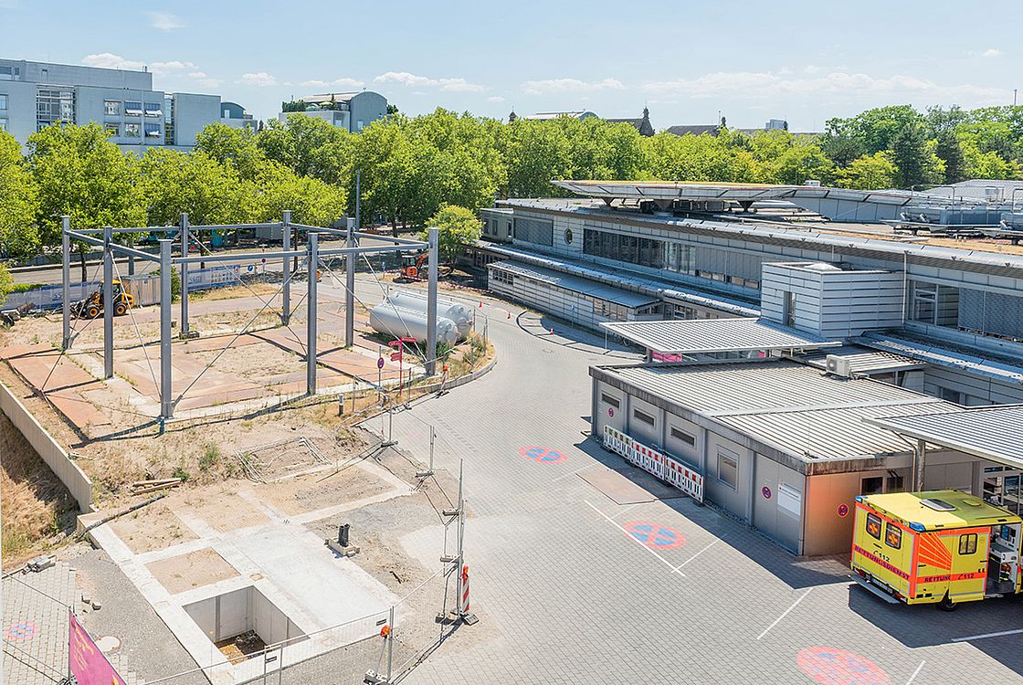 Das Bild zeigt die Baustelle für den Neubau des Hubschrauber Landeplatzes und der Brücke zwischen dem Klinikum Karlsruhe und der Helios Klinik für herzchirurgies und Brücke
